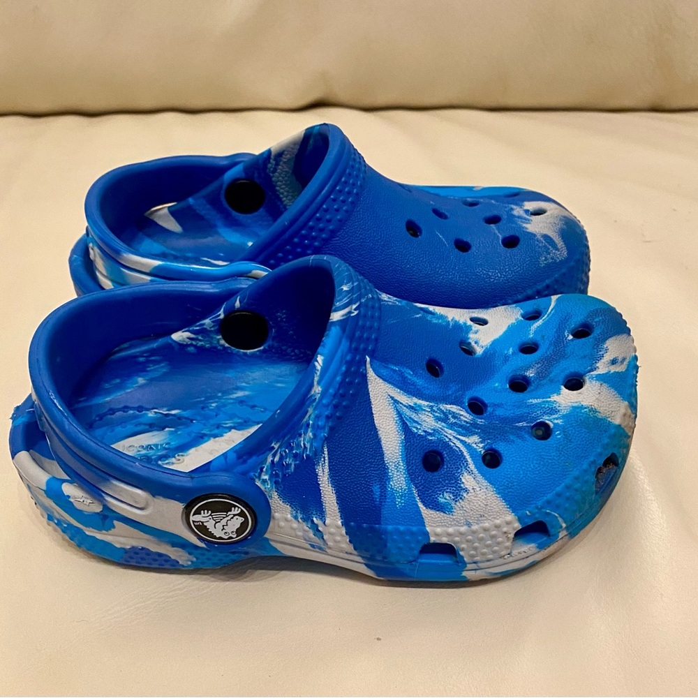 Crocs for toddler! Great used condition GUC. Blue tyedye.